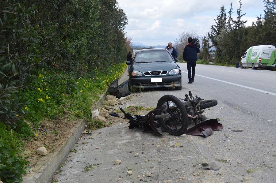 Χανιά: Μηχανάκι τράκαρε σε σταματημένο αυτοκίνητο στην Εθνική Οδό Στο Νοσοκομείο ο οδηγός (Photos)