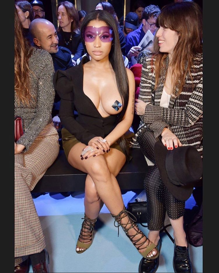 nothumb Nicki Minaj: Δημόσια εμφάνιση έχοντας εκτεθειμένο το ένα της στήθος