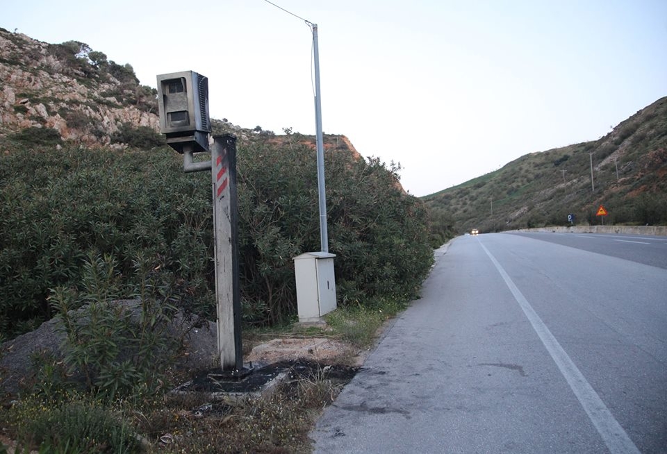 Έκαψαν την κάμερα στην Εθνική που έγραφε όποιον... περνούσε (φωτο) 