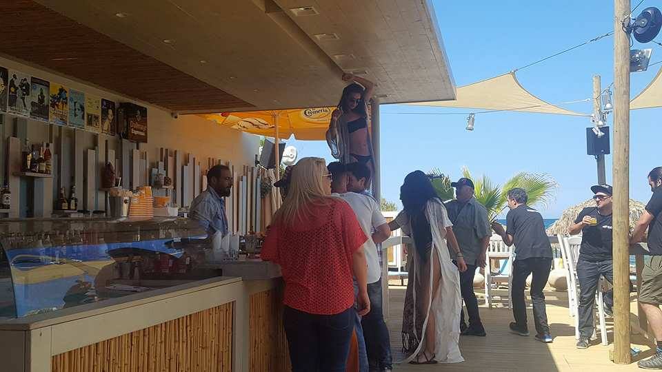 Χανιά: Γυρίζουν τηλεοπτικό σίριαλ σε beach bar στην Αγία Μαρίνα (Photos-Video)