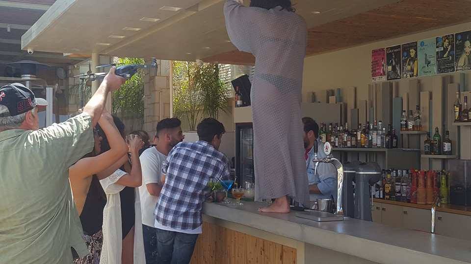 Χανιά: Γυρίζουν τηλεοπτικό σίριαλ σε beach bar στην Αγία Μαρίνα (Photos-Video)