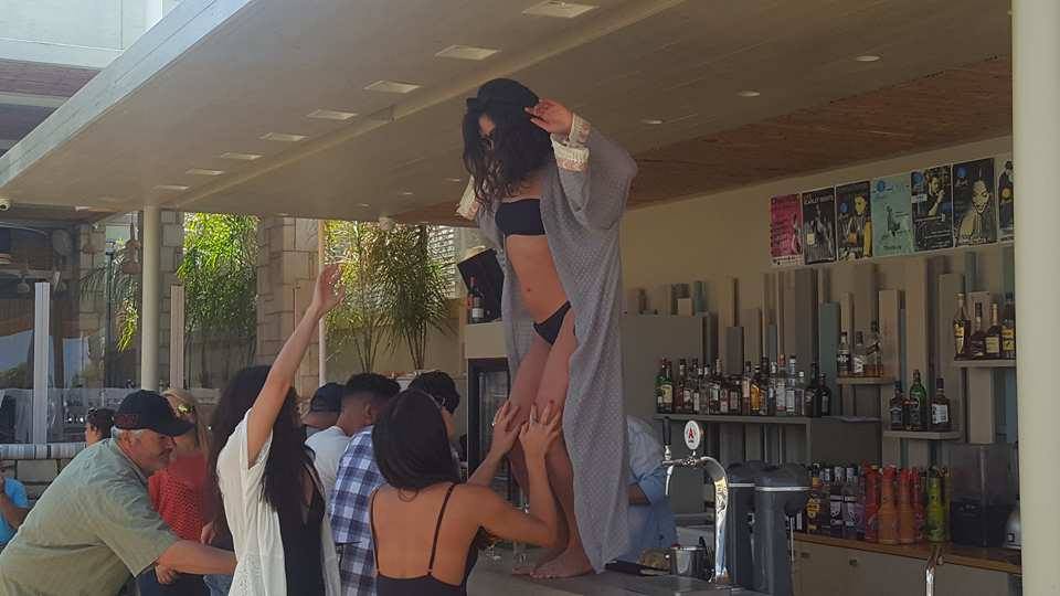 Χανιά: Γυρίζουν τηλεοπτικό σίριαλ σε beach bar στην Αγία Μαρίνα (Photos-Video)