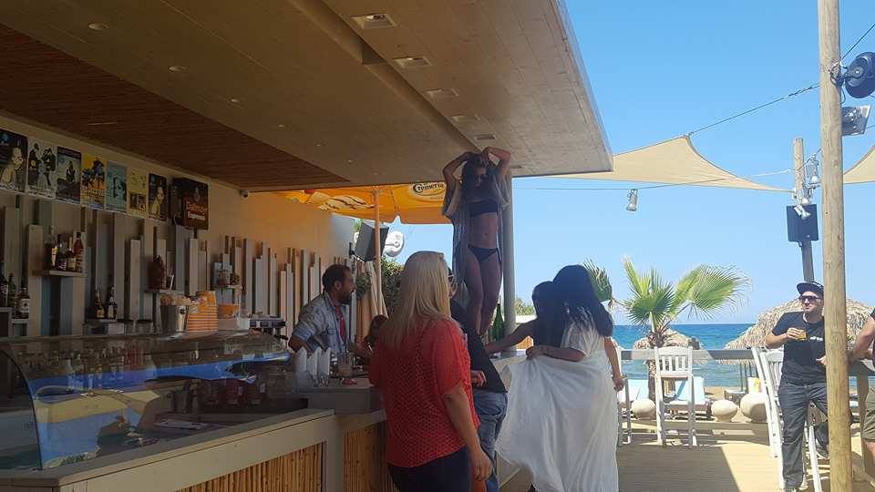 Χανιά: Γυρίζουν τηλεοπτικό σίριαλ σε beach bar στην Αγία Μαρίνα (Photos-Video)