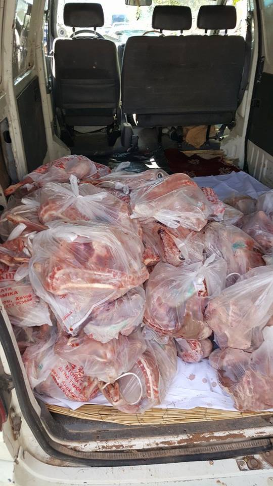 nothumb Χανιά: Από μισό αρνί σε 117 οικογένειες μοίρασε ο Γιώργος Βερυκάκης