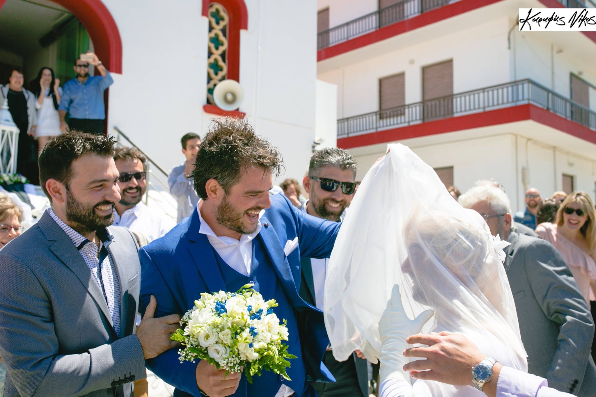 Ένας ξεχωριστός γάμος στα Χανιά – Φίλος του γαμπρού ντύθηκε νύφη και επιχείρησε να κλέψει το γαμπρό (video + φωτο)