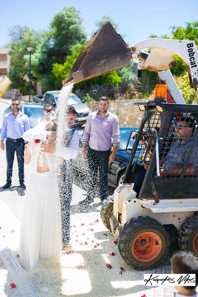 Ένας ξεχωριστός γάμος στα Χανιά – Φίλος του γαμπρού ντύθηκε νύφη και επιχείρησε να κλέψει το γαμπρό (video + φωτο)