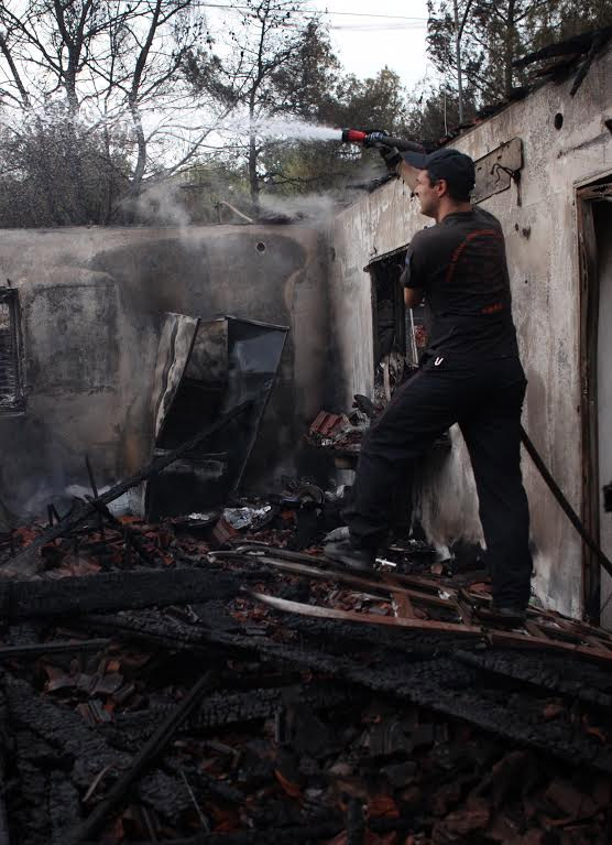 Ένας νεκρός και δύο τραυματίες από την φωτιά στους Αγίους Θεοδώρους