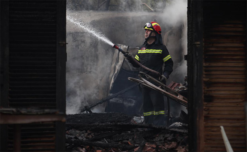 Ένας νεκρός και δύο τραυματίες από την φωτιά στους Αγίους Θεοδώρους