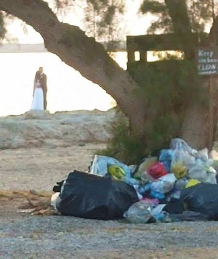 Φωτογράφηση γάμου με φόντο τα...σκουπίδια στα Φαλάσαρνα (φωτό)