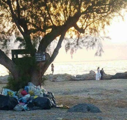 Φωτογράφηση γάμου με φόντο τα...σκουπίδια στα Φαλάσαρνα (φωτό)