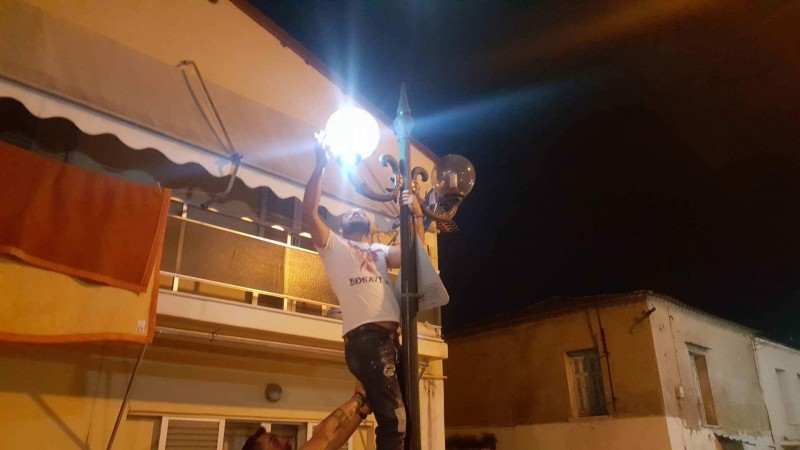 Εκεί φτάσαμε... Άλλαξαν τον ηλεκτροφωτισμό στη Σούδα οι ίδιοι οι κάτοικοι