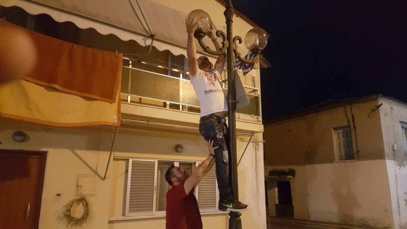 Εκεί φτάσαμε... Άλλαξαν τον ηλεκτροφωτισμό στη Σούδα οι ίδιοι οι κάτοικοι