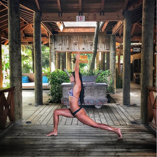 Η Χριστίνα Μπόμπα κάνει yoga με σέξι μπικίνι