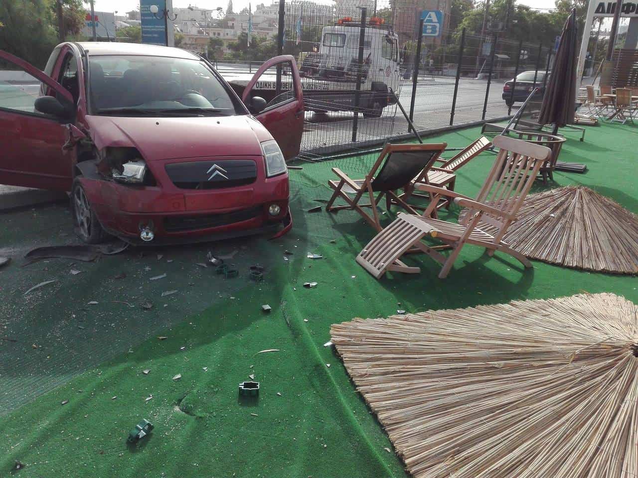 Μπαράζ τροχαίων στα Χανιά  Κι άλλο αμάξι έπεσε σε κολόνα (Photos)