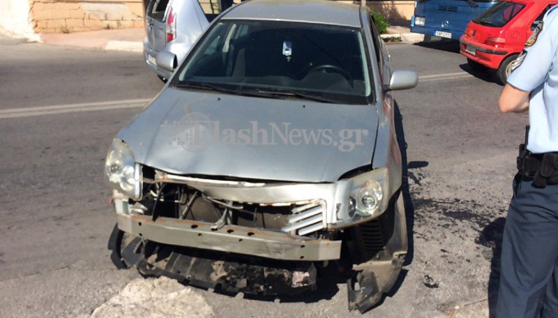 Μηχανή συγκρούστηκε με αυτοκίνητο σε τροχαίο στα Χανιά (φωτο)