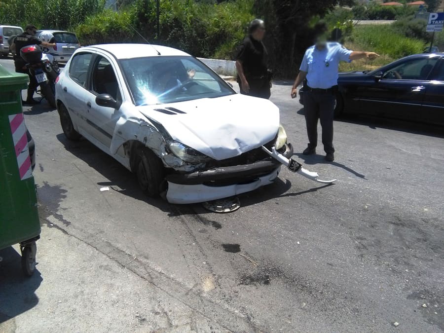 Χανιά: Έπεσε πάνω σε παρκαρισμένα αμάξια  Τροχαίο με τραυματισμό στην Αγία Μαρίνα (Photos)
