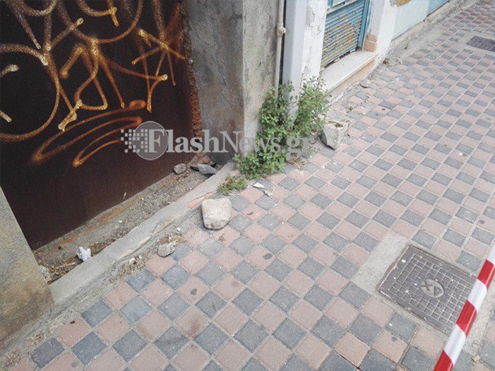 Βρέχει κομμάτια σοβά σε πεζοδρόμιο των Χανίων (φωτο)