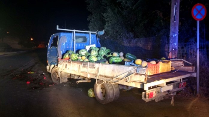 XANIA: Οδηγός έβγαλε νοκ άουτ κολώνα της ΔΕΗ και γέμισε το δρόμο φρούτα στο Βαμβακόπουλο! (photo)