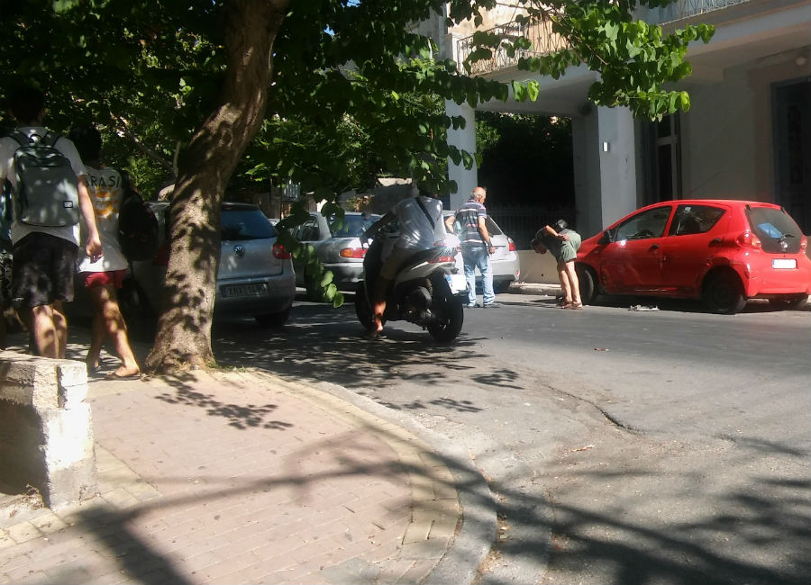 Χανιά: Πήρε παραμάζωμα δύο αυτοκίνητα στην Παπαναστασίου (Photos)