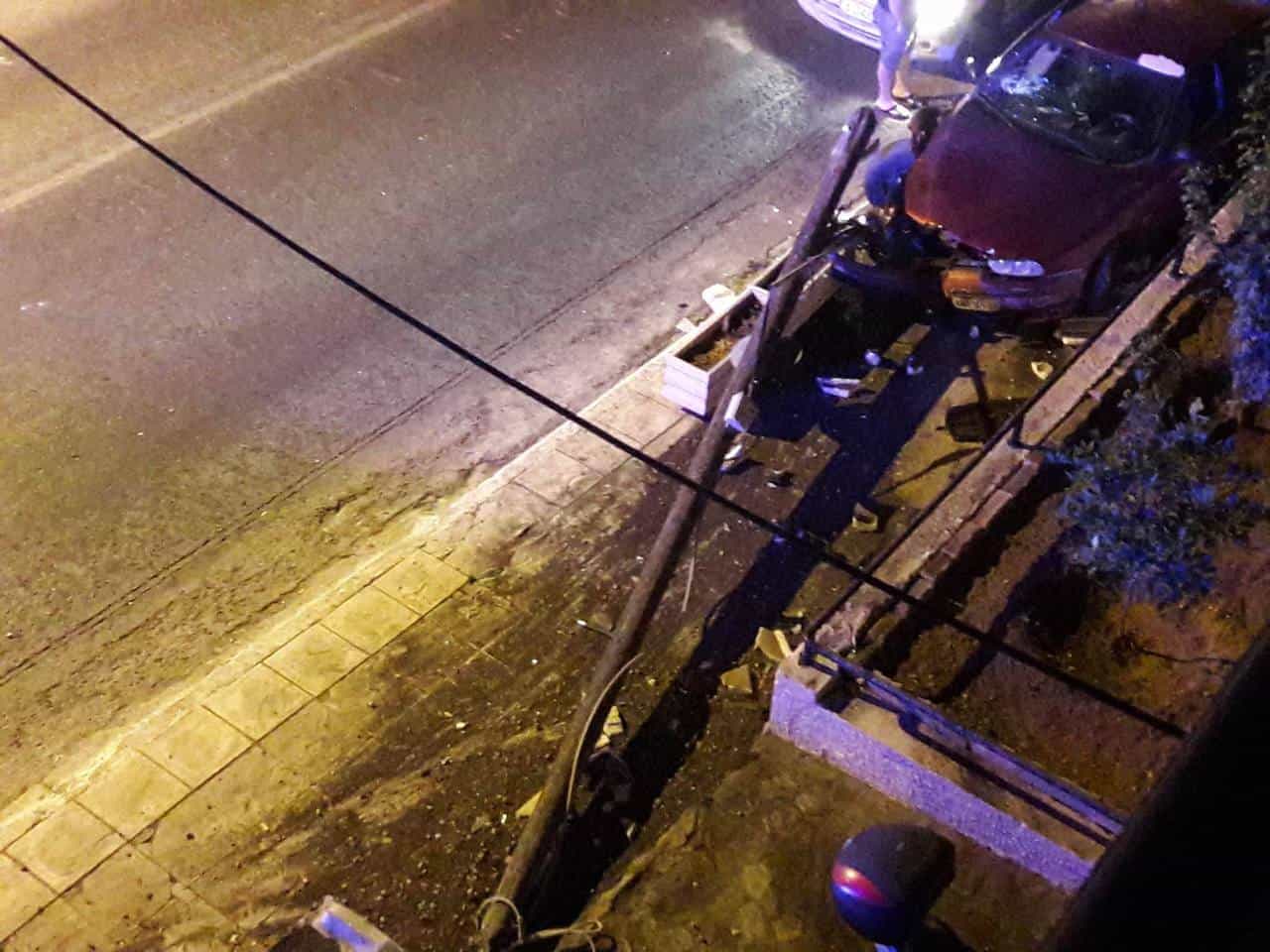 Χανιά: αυτοκίνητο ξεπάτωσε στύλο στην οδό Ακρωτηρίου (Photos)