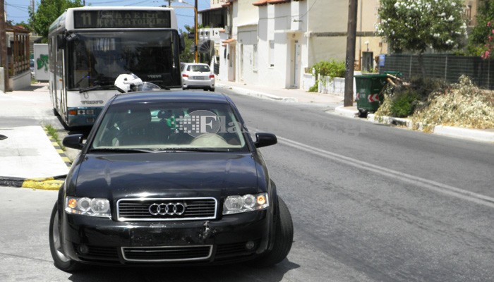 Αυτοκίνητο έπεσε πάνω σε λεωφορείο στην οδό Ακρωτηρίου στα Χανιά (φωτο)