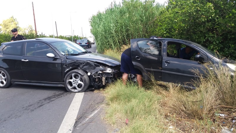 Αστυνομικός στο Ναύπλιο ηρεμεί με αγκαλιά μωρό, μετά από τροχαίο