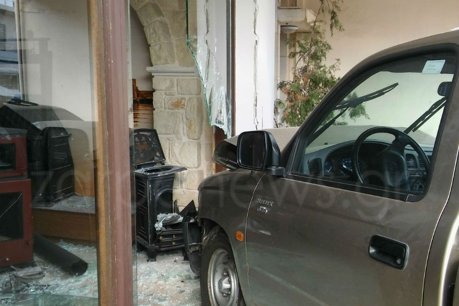 Αυτοκίνητο εξετράπη και εισέβαλε στην πρόσοψη καταστήματος στα Χανιά (φωτο)