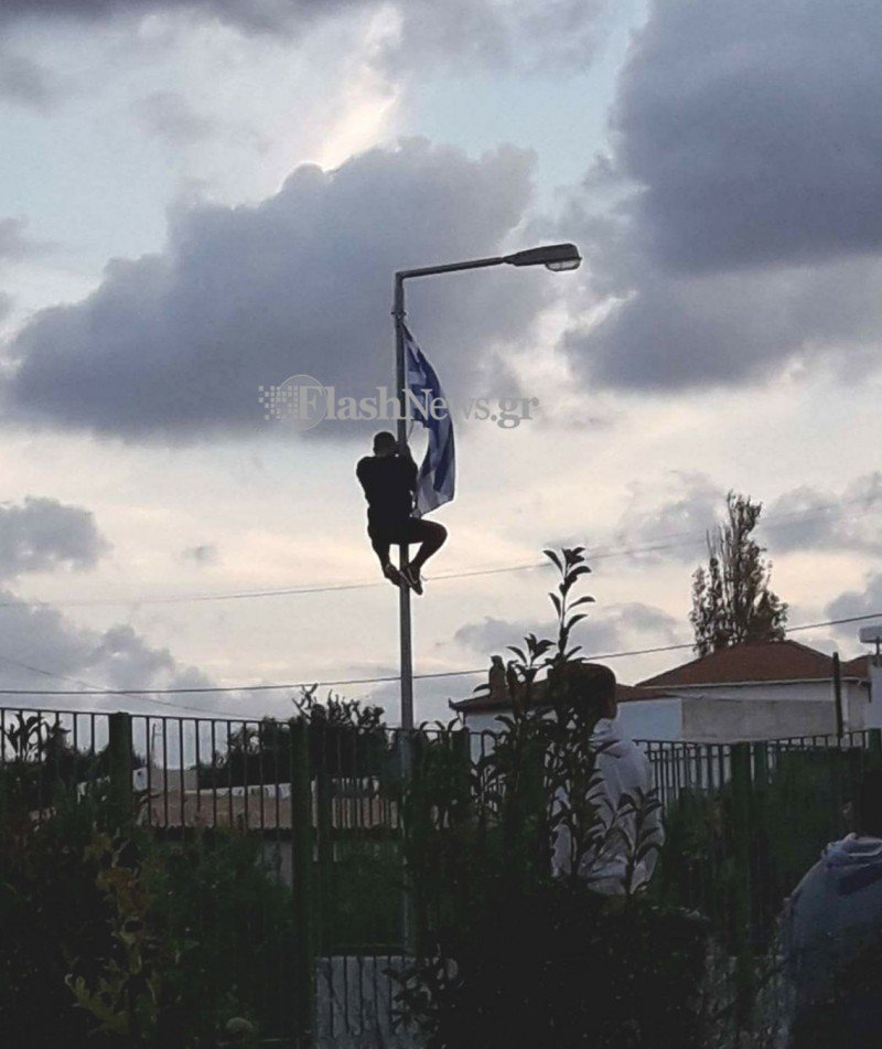 Μαθητής στην Κρήτη πήρε αποβολή γιατί ύψωσε σημαία στο σχολείο του
