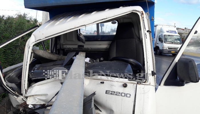 Φορτηγό καρφώθηκε στα κιγκλιδώματα στην εθνική οδό στην Κρήτη