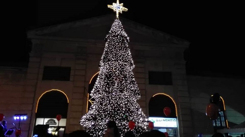 Χανιά: Άναψε το Χριστουγεννιάτικο Δέντρο στην Πλατεία Δημοτικής Αγοράς