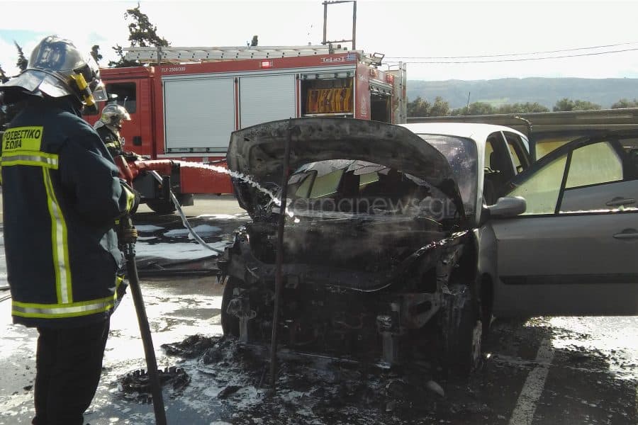 Χανιά: Λαμπάδιασε αυτοκίνητο σε πάρκινγκ στις Μουρνιές (φωτο)