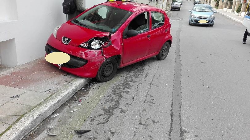 Τροχαίο ατύχημα σε επικίνδυνη διασταύρωση στα Χανιά (φώτο)