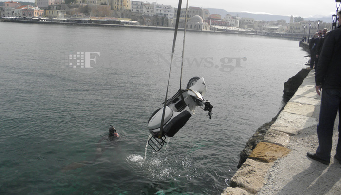 Ανασύρθηκε απο το ενετικό λιμάνι Χανίων η κλεμμένη βέσπα (φωτο - βίντεο)