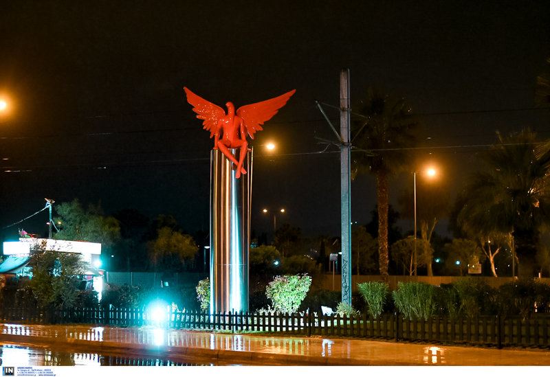 Απίστευτο κουκουλοφόροι γκρέμισαν τον κόκκινο άγγελο στο Παλιό Φάληρο