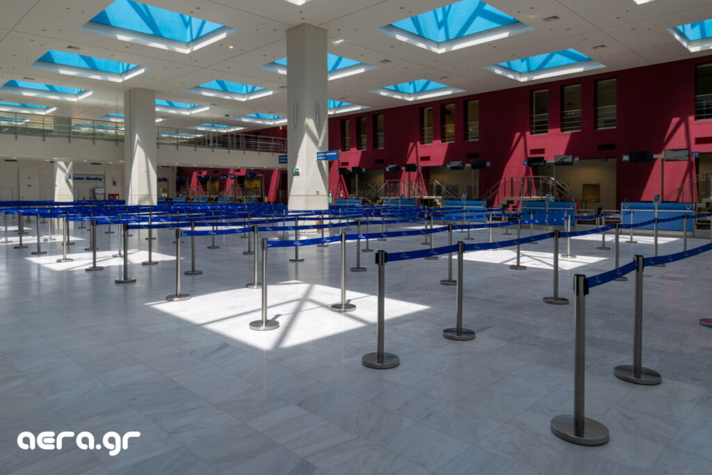 Το σημείο ελέγχου εισιτηρίων και παράδοσης αποσκευών στο ισόγειο του αεροδρομίου Χανίων 