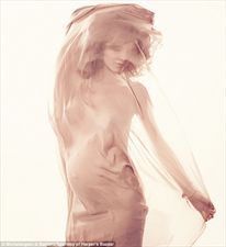 Η Eva Herzigova αισθησιακή και... έγκυος!