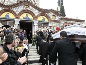 Πλήθος κόσμου στο τελευταίο "αντίο" στον Ν. Παπάζογλου