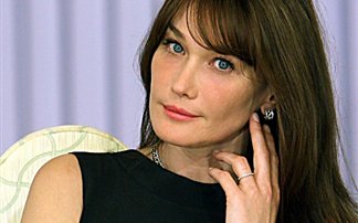 Περιμένει δίδυμα η Carla Bruni;