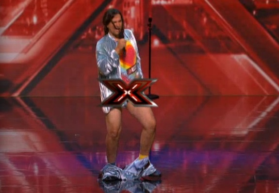 X-Factor US: Πρεμιέρα με... κατεβασμένα παντελόνια (video)