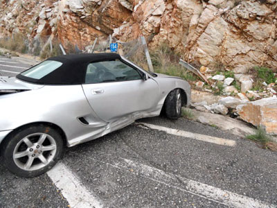 Βράχος από το βουνό στο Ι.Χ. του δικηγόρου