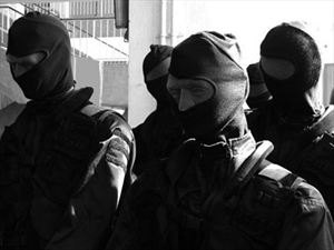 Eπίθεση κουκουλοφόρων με πέτρες και γιαούρτια στην Ντόρα Μπακογιάννη