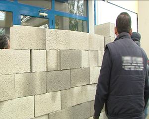 Έχτισαν την πόρτα του ΕΟΠΥΥ οι οικοδόμοι των Χανίων