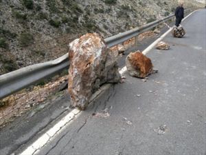 Βράχος έπεσε σε λεωφορείο που λίγο νωρίτερα μετέφερε μαθητές στο Καστέλι Χανίων