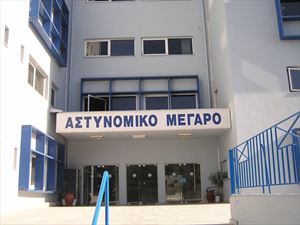 Ανήλικος κλέφτης με δύο ενήλικους επιτέθηκαν κατά αστυνομικού. Απίστευτο περιστατικό στα Χανιά