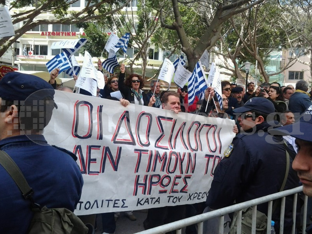 Επεισόδια και χημικά σε Ηράκλειο και Χανιά για την 25η Μαρτίου