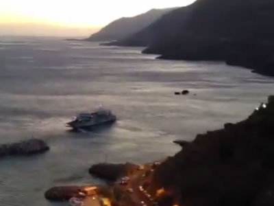 Αδυναμία πρόσδεσης πλοίου στο λιμάνι των Σφακίων(video)