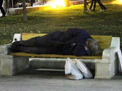 Μαζεύουν τρόφιμα και ρούχα για τους αστέγους στα Χανιά