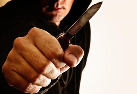 Τράβηξε μαχαίρι για να τον ληστέψει. Στο Νοσοκομείο Χανίων ένα άτομο