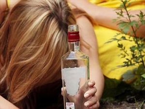 SOS απο φορείς για πώληση και χρήση αλκοόλ απο ανήλικους