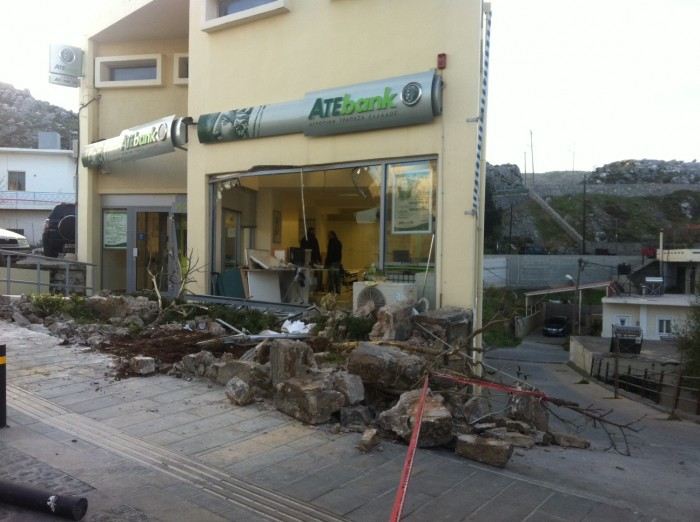 Με μπουλντόζα σήκωσαν το χρηματοκιβώτιο τράπεζας στα Ανώγεια